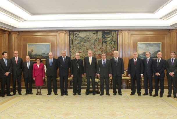 Su Majestad el Rey junto a una representación de la Real Fundación Patronato de la Vivienda de Sevilla